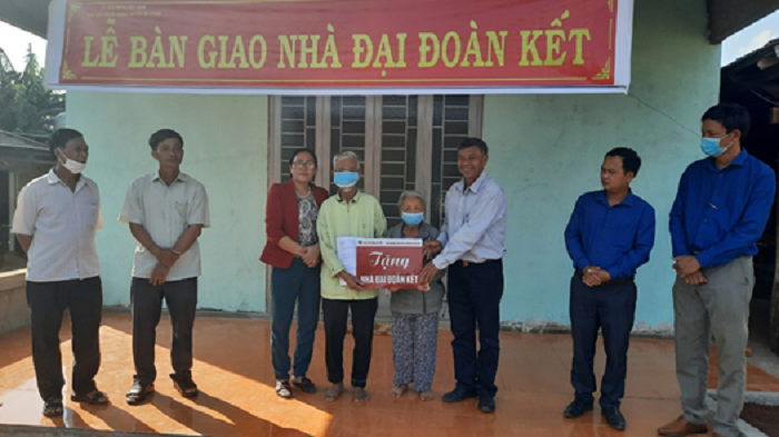 UBMTTQ Viet Nam huyen trao nha dai doan ket cho ho ngeo o xa Ea Hleo 2